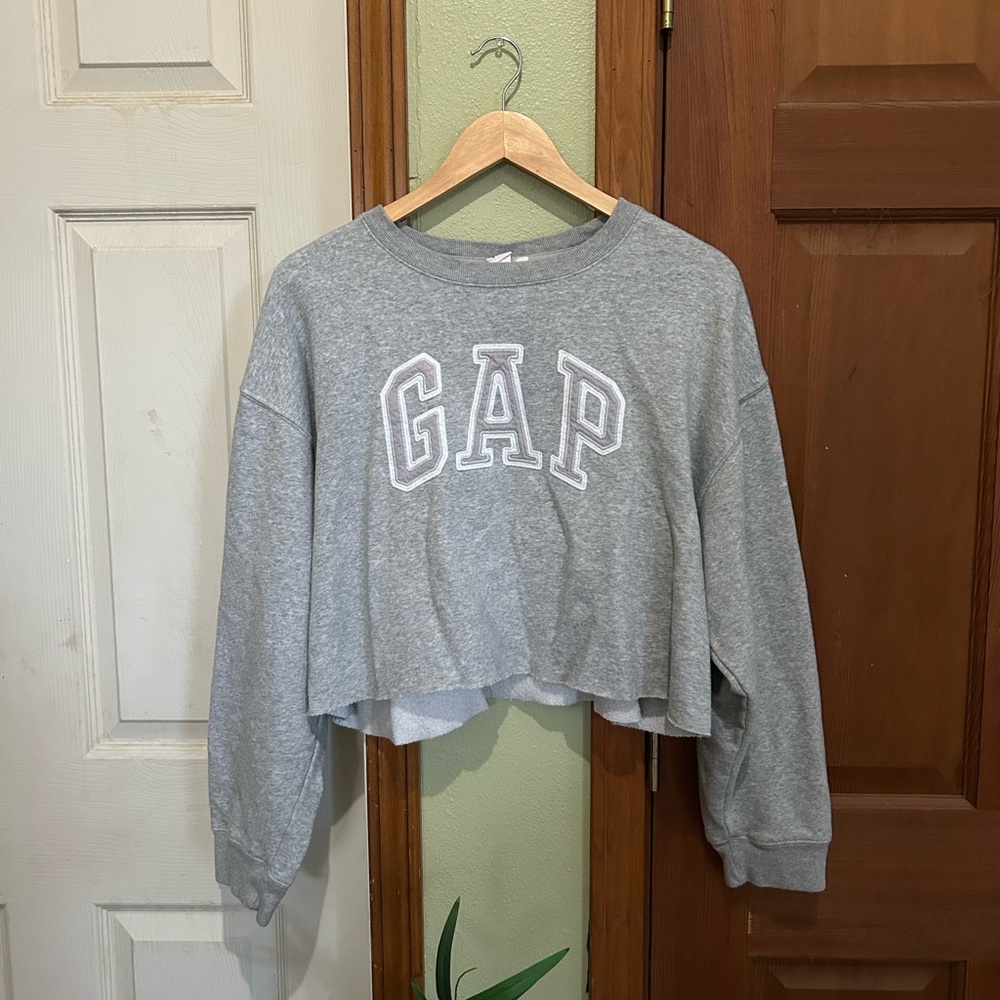 ‼️3 for $12‼️ GAP Grey/White Raw Hem Cropped Crewneck